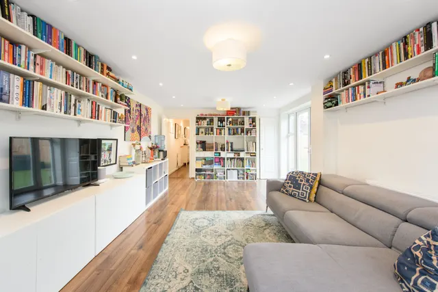 Photo 2 — 39 Heton Gardens, London