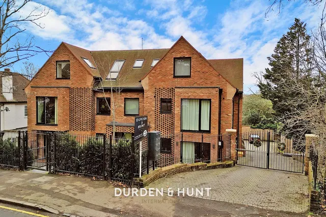3 bedroom flat, High Road, Loughton, IG10