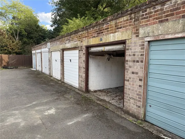 Westleigh Avenue, London, SW15, photo 1