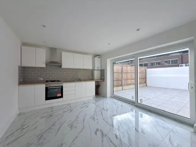 4 bedroom flat — Gambole Road, SW17