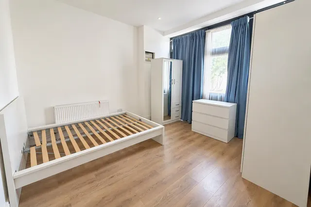 Caxton Road, London, SW19, photo 3