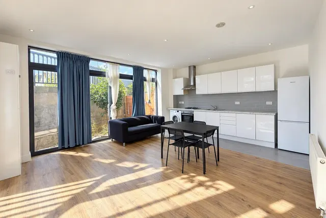 Caxton Road, London, SW19, photo 2