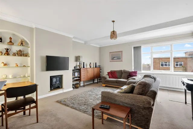 George V Avenue, Worthing, BN11, photo 3