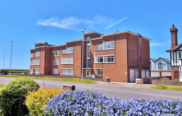 George V Avenue, Worthing, BN11, photo 1