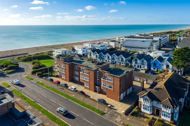 George V Avenue, Worthing, BN11, photo 2
