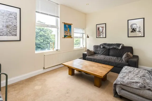 Uxbridge Road, TW12, photo 2