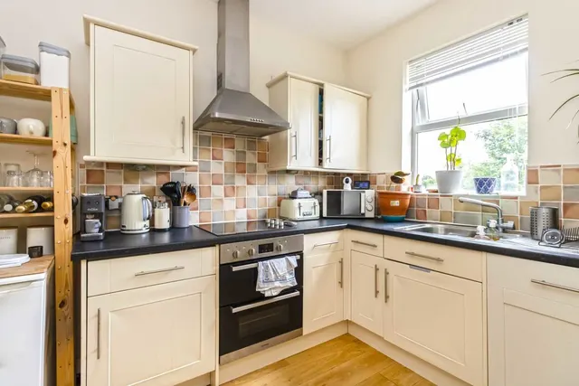 Uxbridge Road, TW12, photo 3