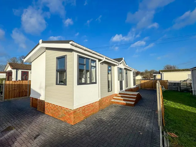 Weybridge Park Estate Weybridge Road, Addlestone KT15 2RF, photo 1