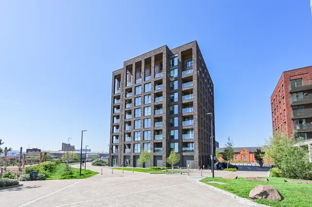 Photo 3 — 50 Hamme Building, 25 Shackleton Way, London
