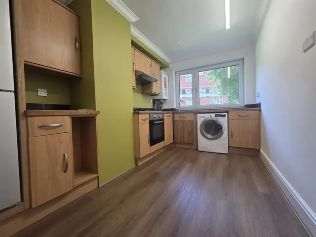 3 bedroom flat — Wanborough Drive, London SW15