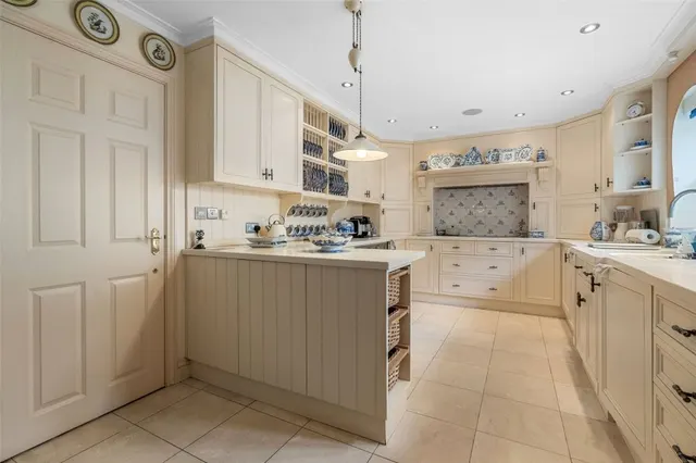 with 4 bedrooms in Saffron Walden, CB10, photo 2