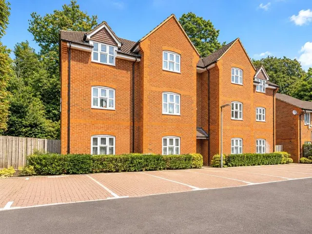 Hanger Court, Knaphill, GU21, photo 1