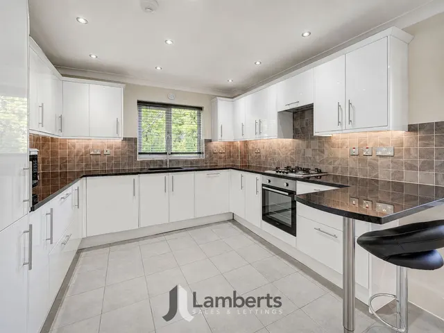 Photo 3 — 4 Brookes Close, Studley