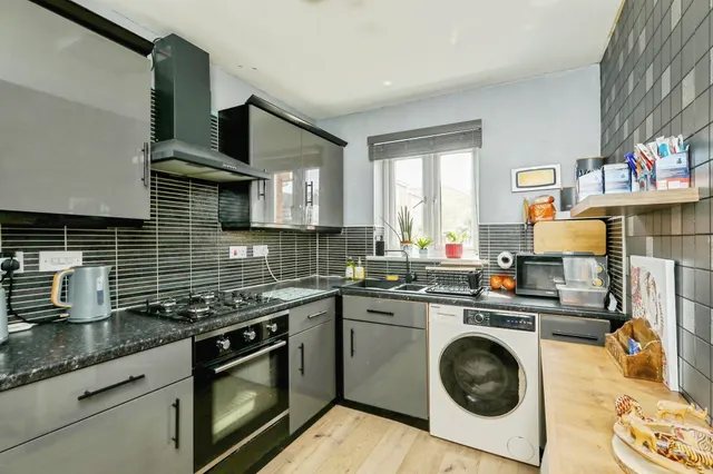 Photo 2 — Walstow Crescent, Armthorpe, Doncaster