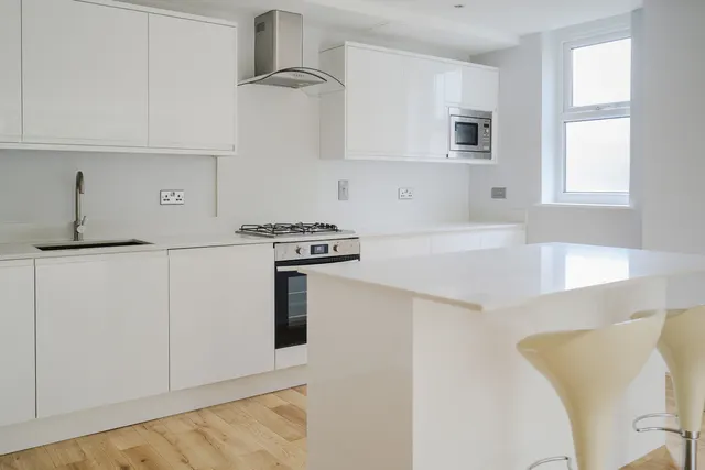 Queensmere Road, London, SW19, photo 2