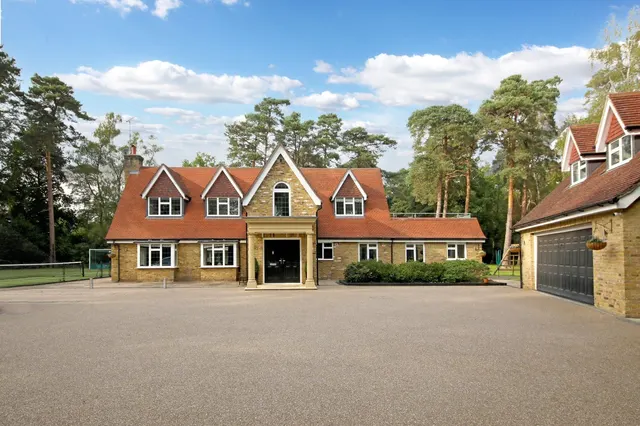Stoke Common Road, Fulmer, Buckinghamshire, SL3 6HA, photo 1