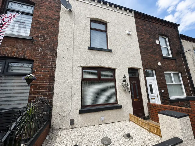 Plodder Lane, Farnworth, Bolton, BL4 0BS, photo 1