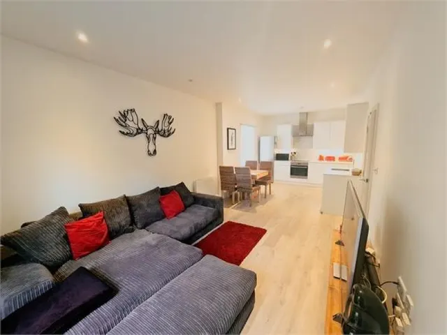 Photo 2 — Grove House, 76 Sidmouth Avenue