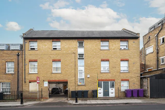 Flat 2, 239 Bow Common Lane, London, photo 1