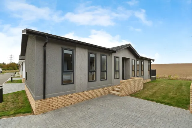 Waltons Hall Road, Stanford-le-Hope, Essex, SS17, photo 1