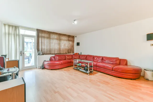 Photo 3 — 24 Pollards Hill South, London