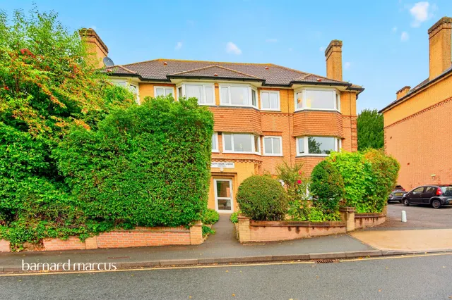 South Bank, Surbiton, KT6, photo 2