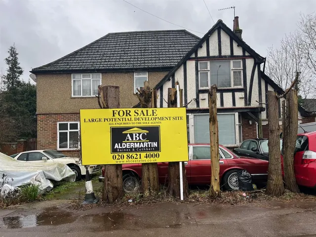 Edgware Way, Edgware, photo 1