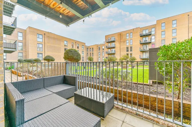 Photo 3 — Flat 18, Lambourne House, Apple Yard, London