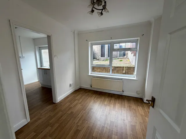 Willow Court, Newbridge, NP11, photo 3