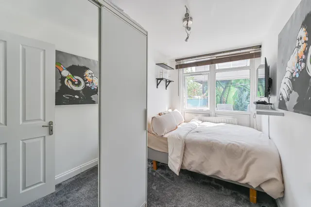 Photo 3 — 94 Crowhurst House, Aytoun Road, London