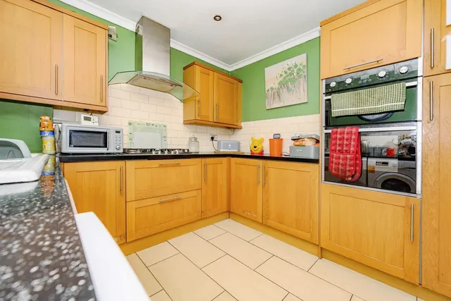 Photo 3 — The Avenue, Luton, Bedfordshire, LU4