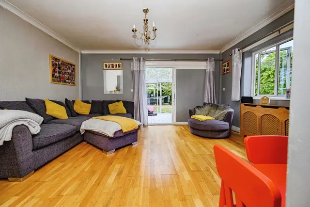 Photo 2 — The Avenue, Luton, Bedfordshire, LU4
