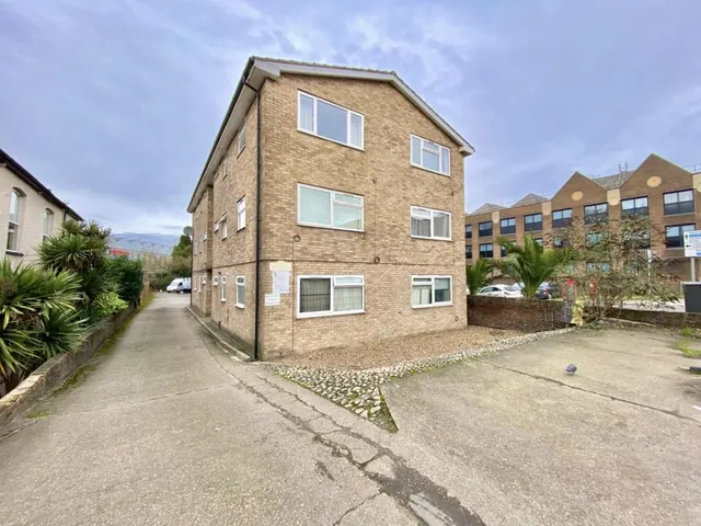 Pear Trees, Trout Road, West Drayton, Middlesex, UB7, photo 1