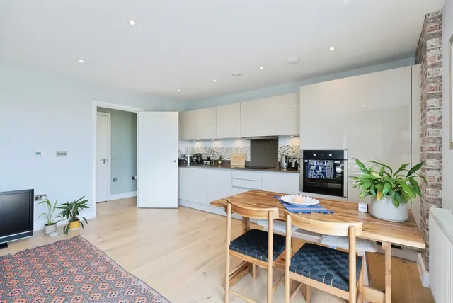 Photo 2 — Riverwell Close, Watford