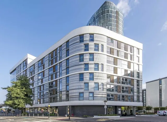 Ealing Road, Brentford, TW8, photo 1