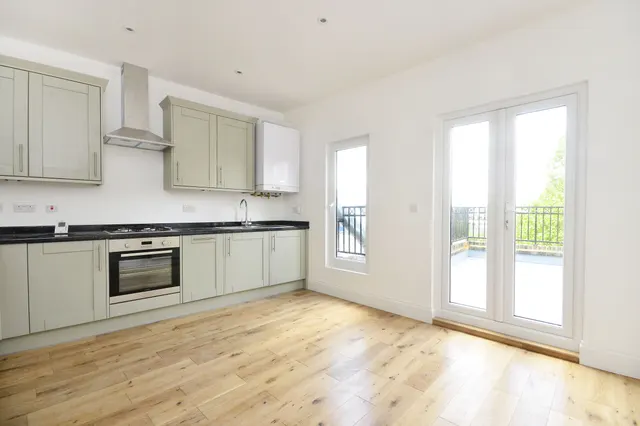 Photo 3 — Flat 3, 2 Putney High Street, London