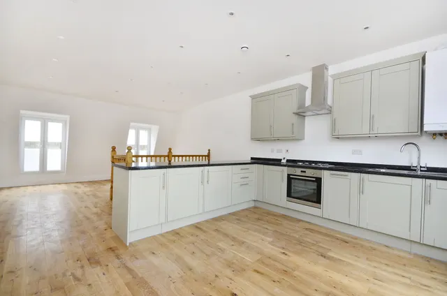 Photo 2 — Flat 3, 2 Putney High Street, London