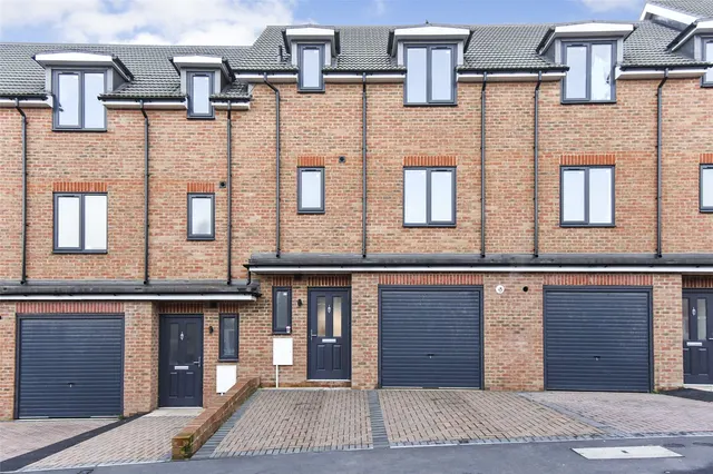 Mount Pleasant Road, Aldershot, Hampshire, GU12 4NL, photo 1