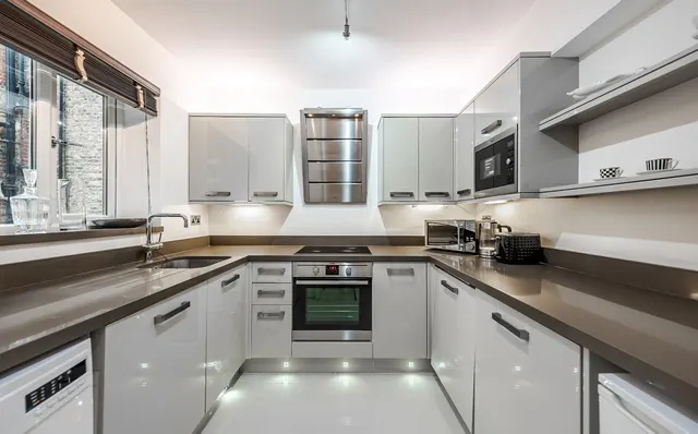 Photo 3 — Flat 8, 24-26 Hans Crescent, London, SW1X
