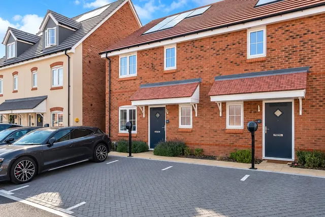 Tulip Road, Chertsey, KT16, photo 1