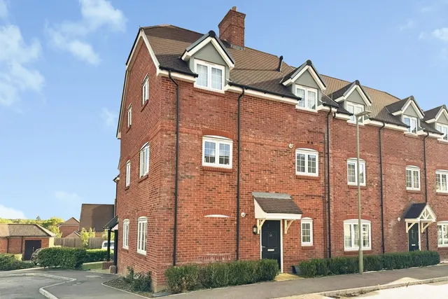 Runnymede Drive, Odiham, Hook, Hampshire, RG29 1FP, photo 1