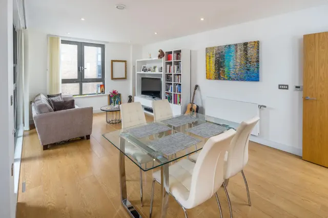 Photo 2 — 48 Chamberlain Court, Silwood Street, London