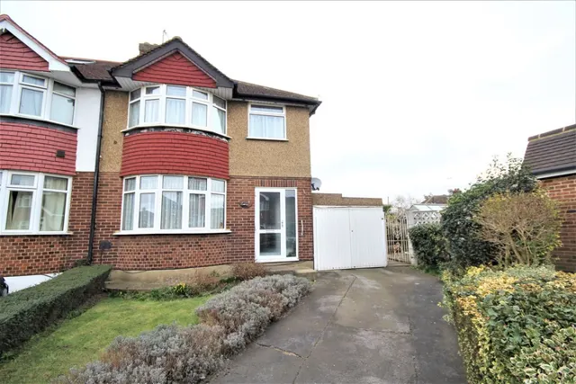 Stanwell Gardens, Stanwell, photo 1