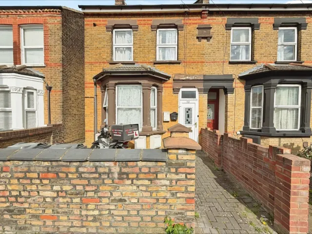 Cromwell Road, Hounslow, TW3, photo 1