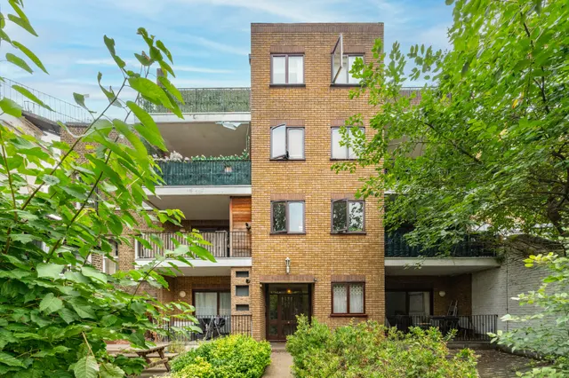 Photo 3 — 4 Slievemore Close, London