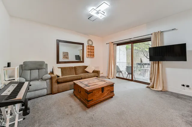 4 Slievemore Close, London, photo 1