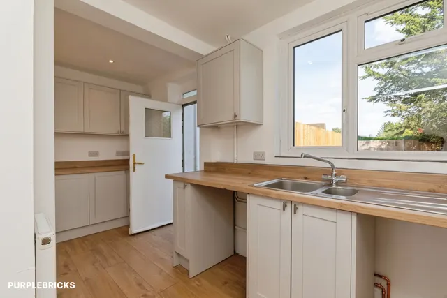 Methuen Avenue, Melksham, SN12, photo 3