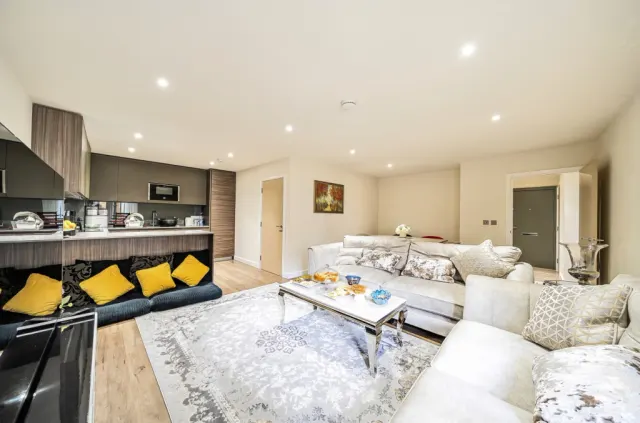 Beaufort Square, Beaufort Park, NW9, photo 1