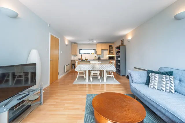 Photo 2 — Flat 5, 275 Kilburn High Road, London