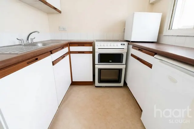 Stephenson Court, Slough, SL1, photo 1